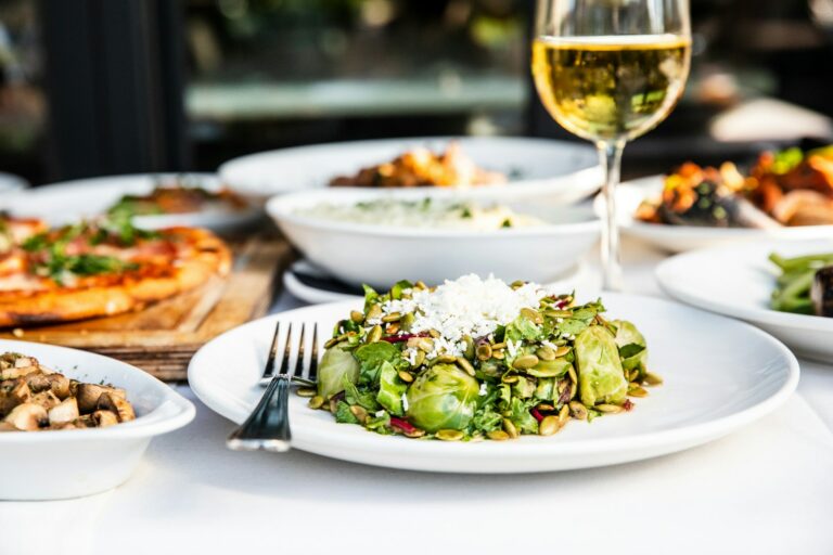 Assiette de légumes verts parsemée de riz blanc du restaurant la table de trois à Bordeaux.
