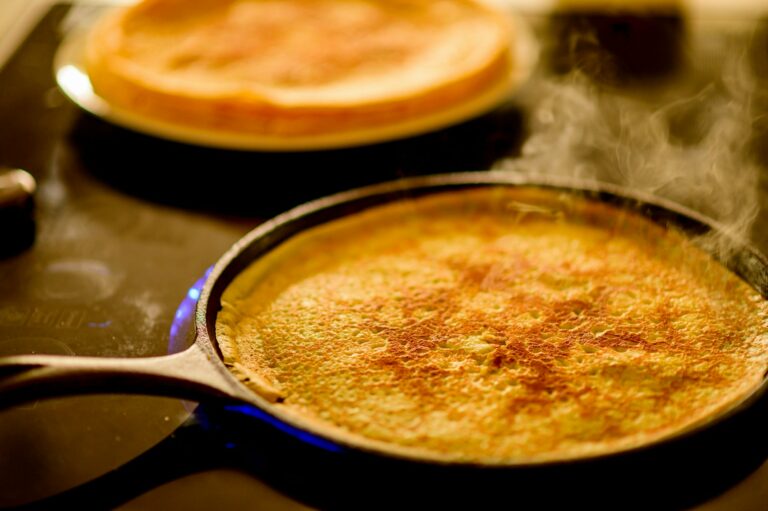 Une crêpe cuit dans une poêle en fonte au restaurant la table de 3 à Bordeaux.