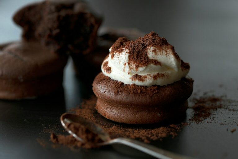 Dessert gastronomique au chocolat et à la crème saupoudré de cacao du restaurant la table de trois à Bordeaux.