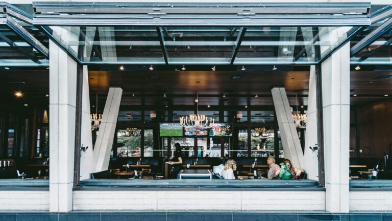 Salle de restaurant avec une grande fenêtre ouverte sur l'extérieur à la table de 3 à Bordeaux.