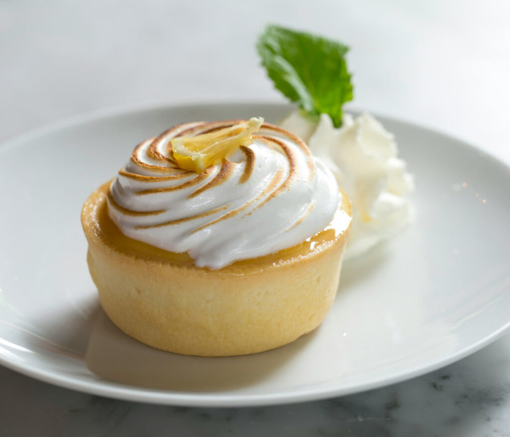 Tartelette au citron meringuée du restaurant la table de trois à Bordeaux
