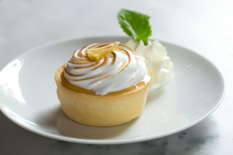 Tartelette au citron meringuée du restaurant la table de trois à Bordeaux