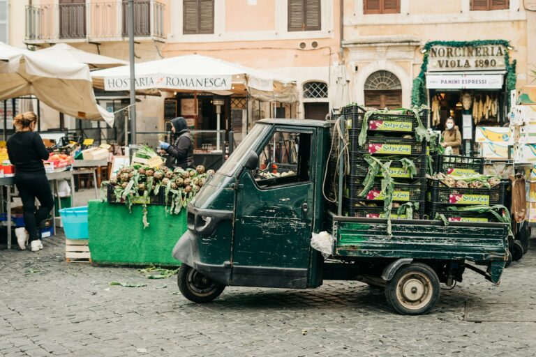 triporteur vespa portant des cageots de légumes